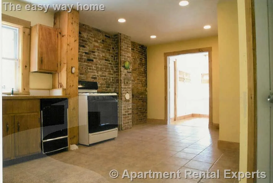 3 bed, 1 bath apartment for rent at 20 Lopez St, Central Square — photo 2 of 7