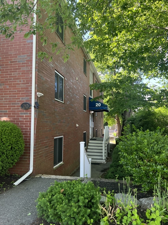 2 bed, 1 bath apartment for rent at 20 Lovett St Unit 3, Beverly — photo 2 of 10
