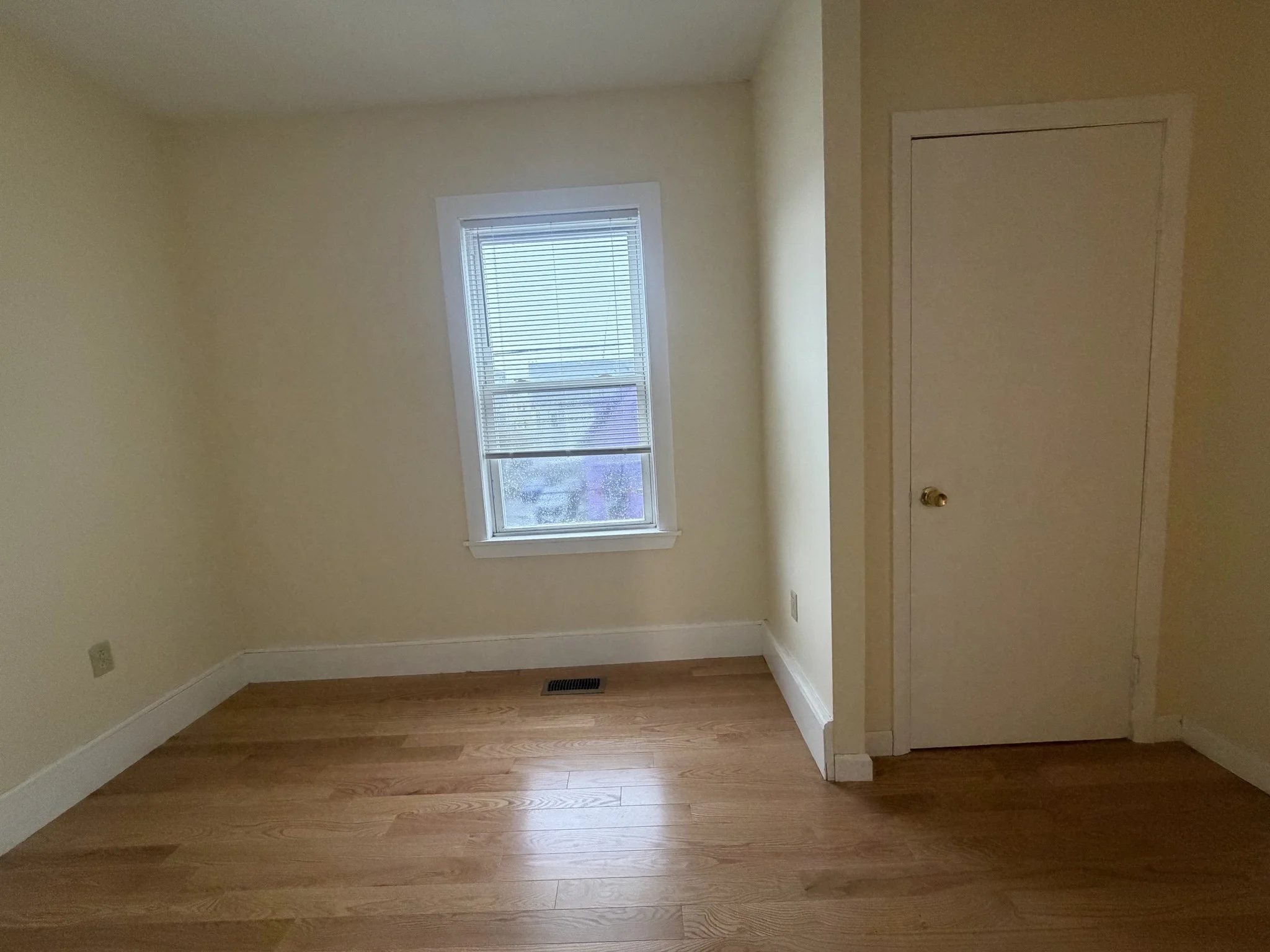 3 bed, 1 bath apartment for rent at 20 Lyman St Unit 2, Lynn — photo 6 of 12