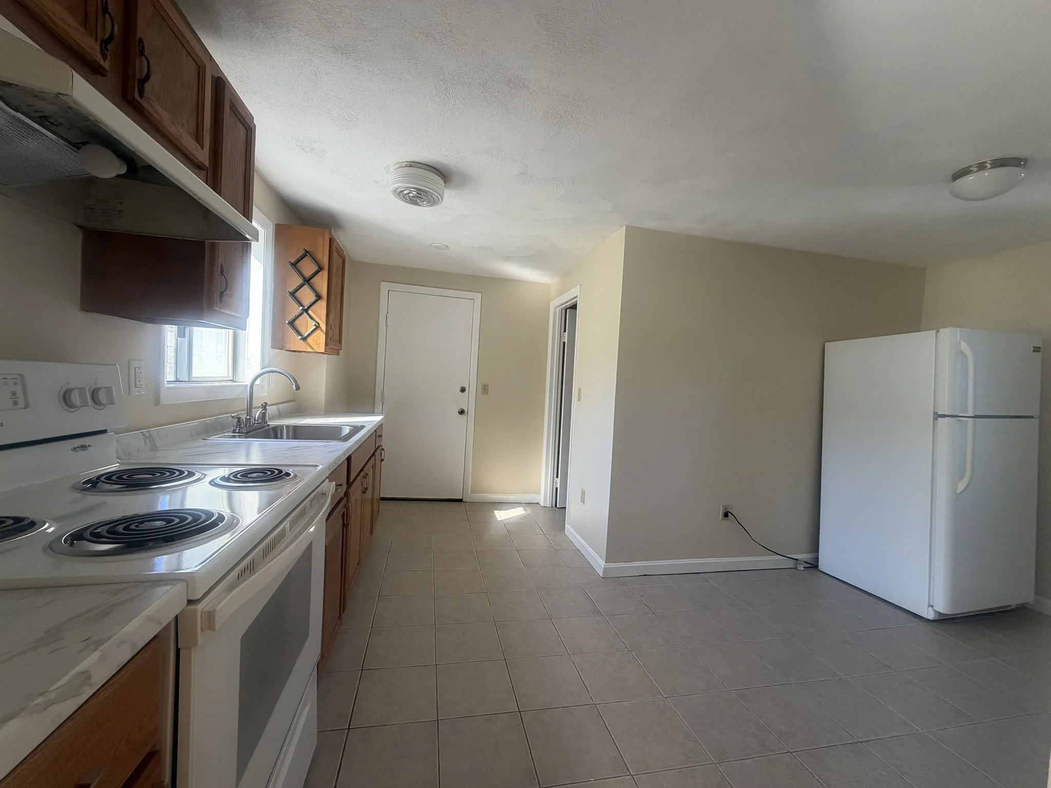 3 bed, 1 bath apartment for rent at 20 Lyman St Unit 2, Lynn — photo 8 of 12