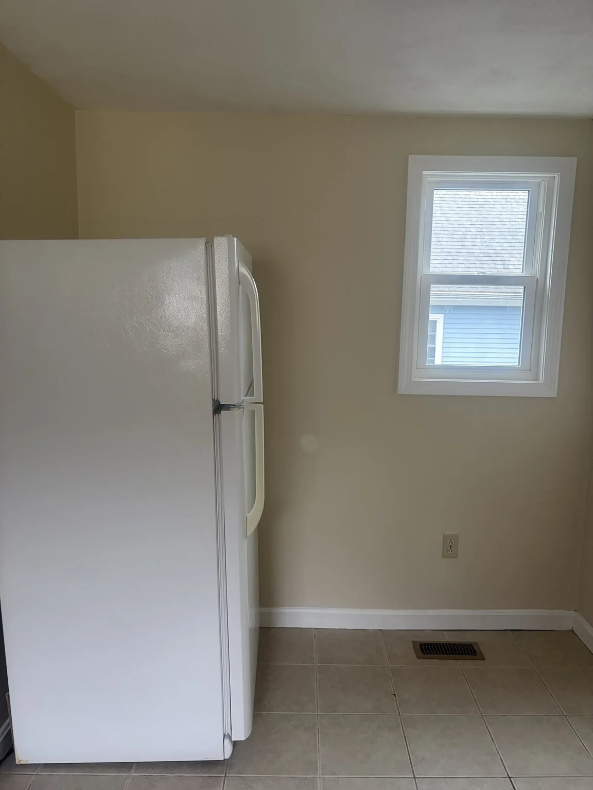 3 bed, 1 bath apartment for rent at 20 Lyman St Unit 2, Lynn — photo 10 of 12