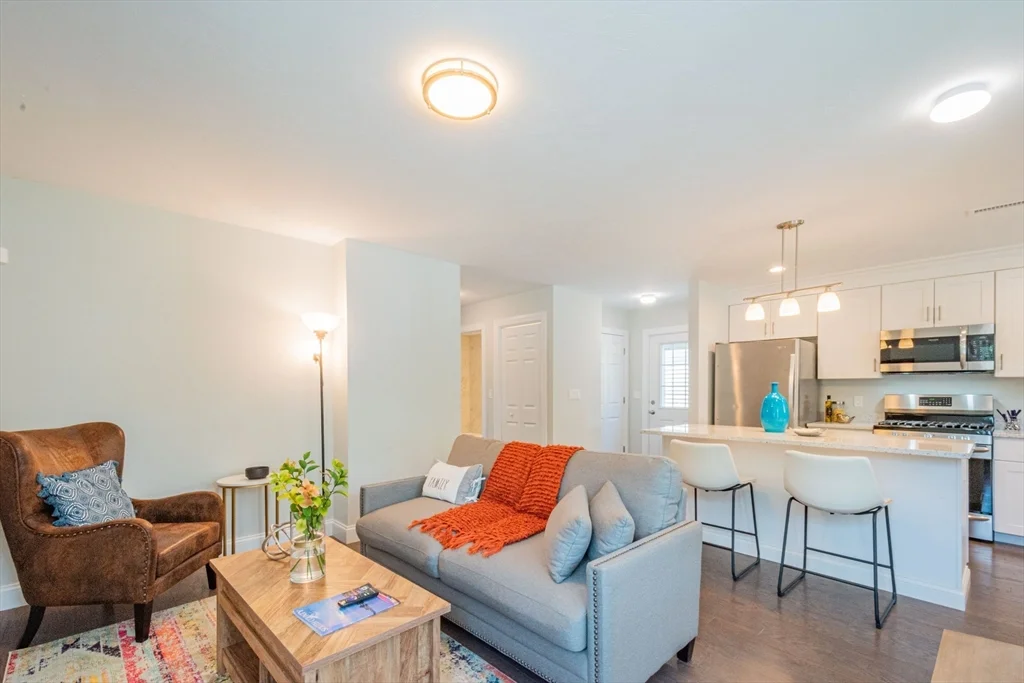 3 bed, 2 bath apartment for rent at 20 Mickelson Ln Unit 17, Bedford — photo 4 of 29