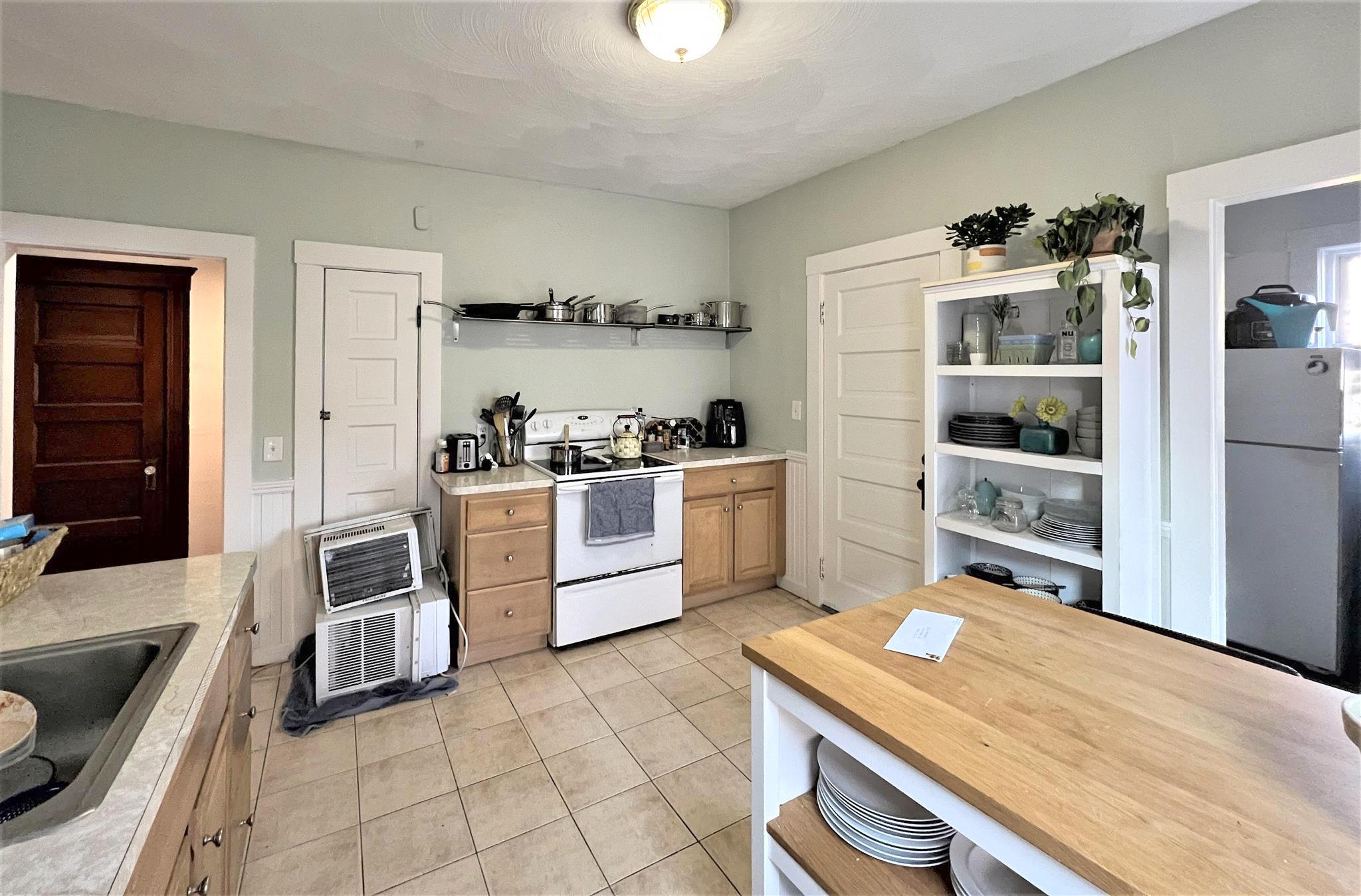 2.5 bed, 1 bath apartment for rent at 20 Moore St Unit 2, Teele Square — photo 5 of 11