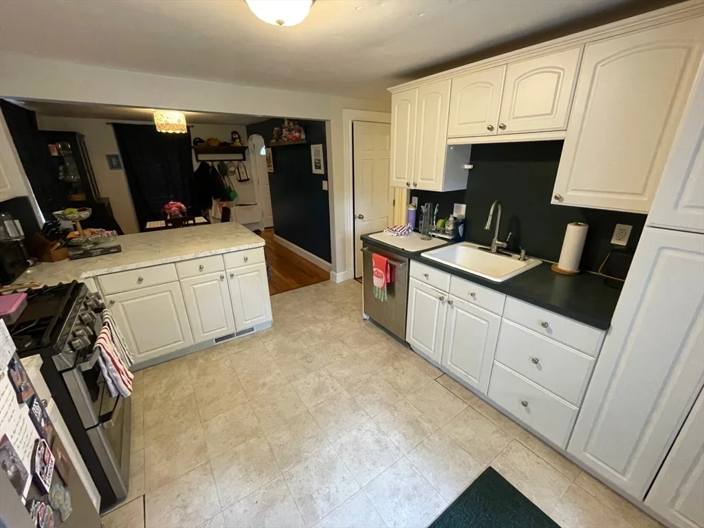 3 bed, 2 bath apartment for rent at 20 Oak Rd, Medford — photo 11 of 28
