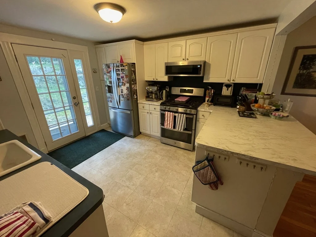3 bed, 2 bath apartment for rent at 20 Oak Rd, Medford — photo 8 of 28