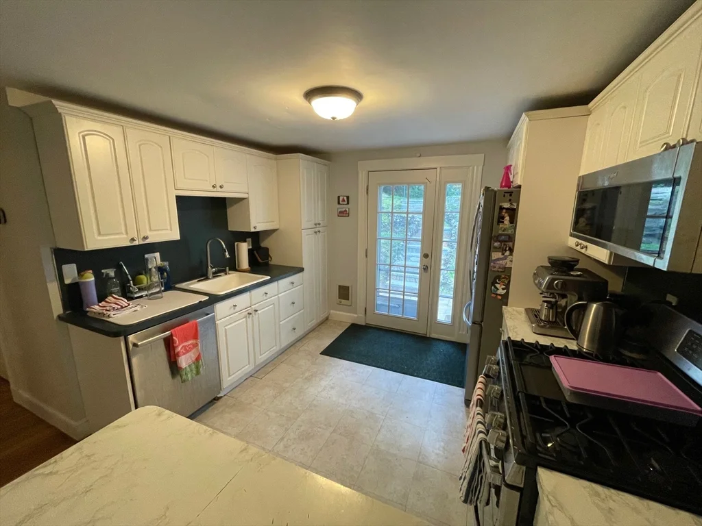 3 bed, 2 bath apartment for rent at 20 Oak Rd, Medford — photo 9 of 28