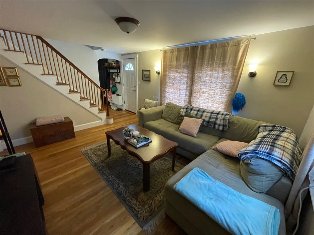 3 bed, 2 bath apartment for rent at 20 Oak Rd, Medford — photo 4 of 28