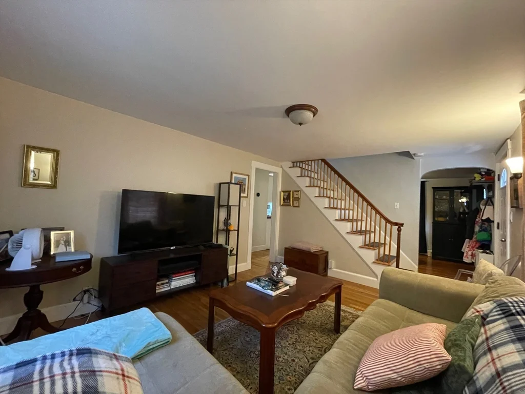 3 bed, 2 bath apartment for rent at 20 Oak Rd, Medford — photo 3 of 28