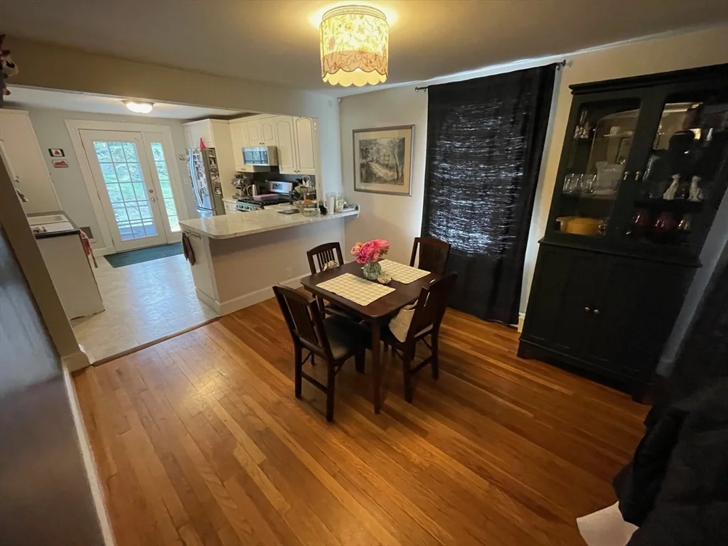 3 bed, 2 bath apartment for rent at 20 Oak Rd, Medford — photo 6 of 28