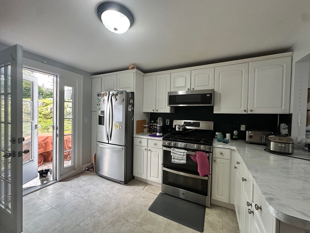 3 bed, 2 bath apartment for rent at 20 Oak Rd Unit 0, Medford — photo 3 of 32