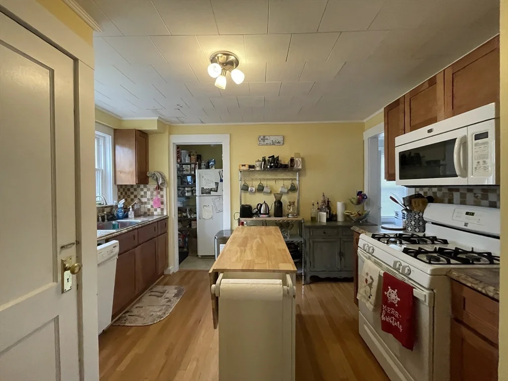 3 bed, 3 bath apartment for rent at 20 Oak Ter Unit 0, Newton Highlands — photo 3 of 14