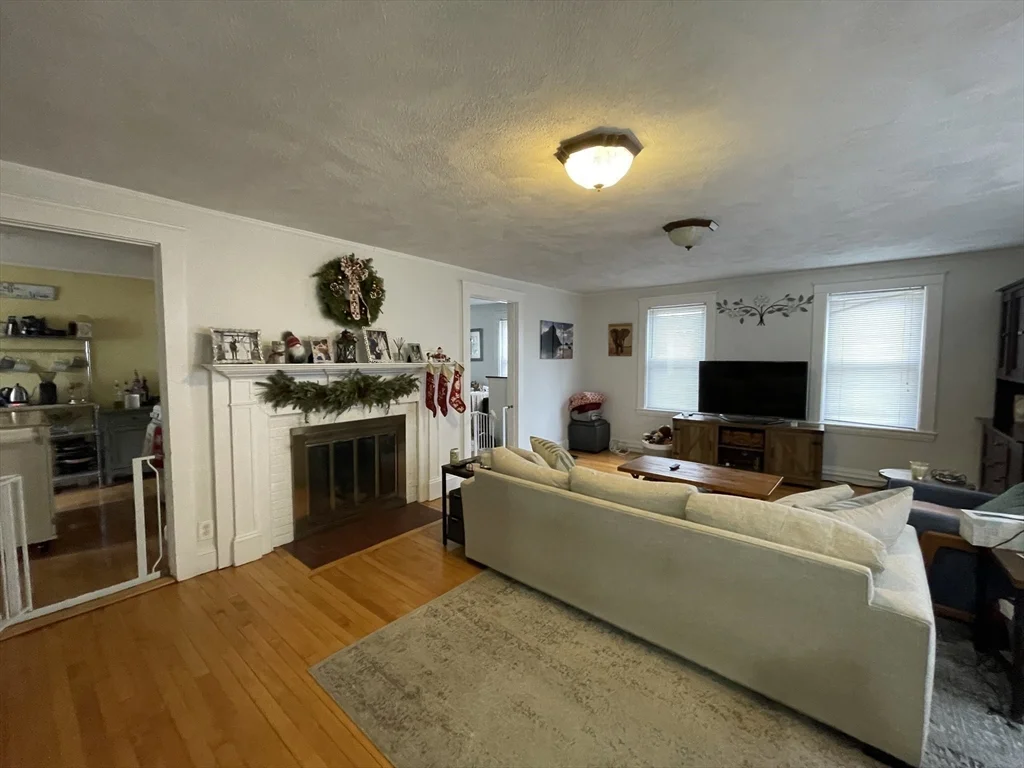 3 bed, 3 bath apartment for rent at 20 Oak Ter Unit 0, Newton Highlands — photo 2 of 14