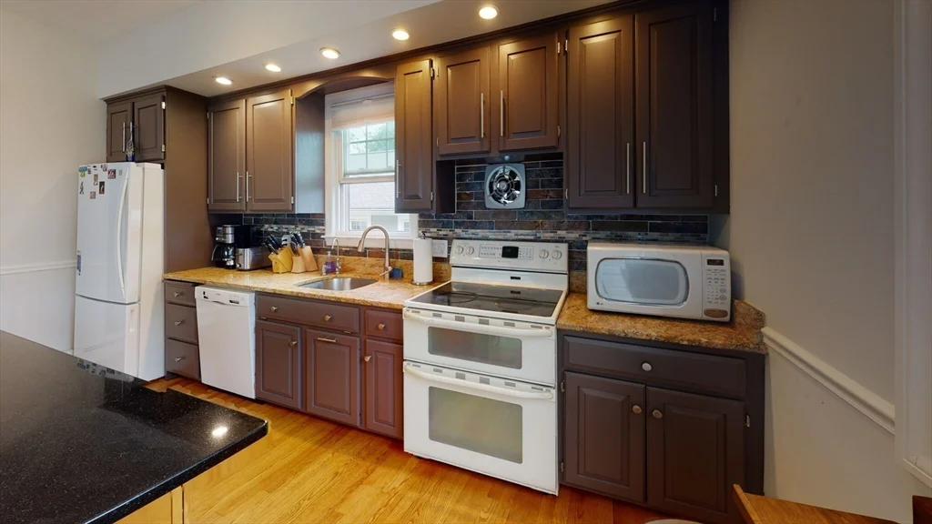 5 bed, 2 bath apartment for rent at 20 Oakland St Unit 20, Newton — photo 1 of 23