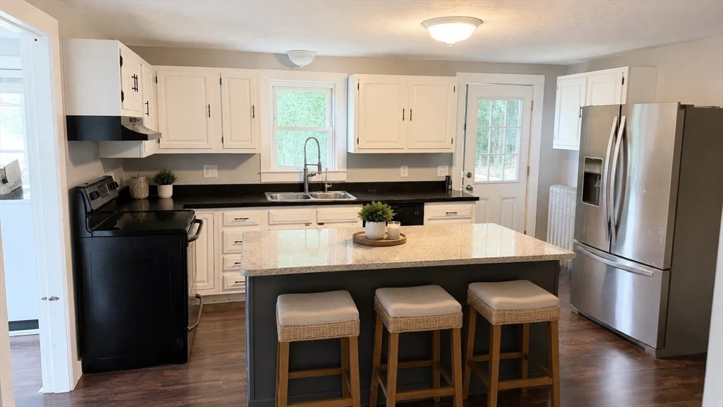 3 bed, 1 bath apartment for rent at 20 Old Providence Unit 1, Sutton — photo 4 of 22