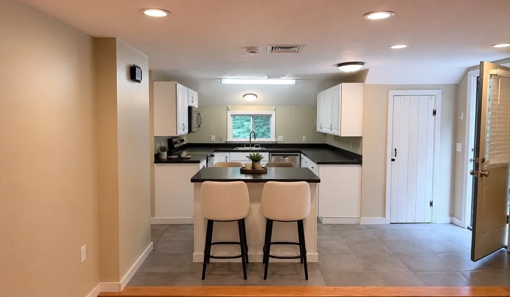2 bed, 1 bath apartment for rent at 20 Old Providence Unit 2, Sutton — photo 7 of 17