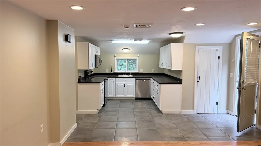 2 bed, 1 bath apartment for rent at 20 Old Providence Unit 2, Sutton — photo 6 of 17