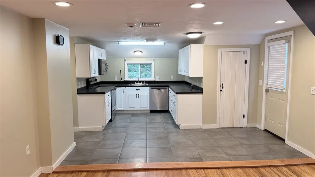 2 bed, 1 bath apartment for rent at 20 Old Providence Unit 2, Sutton — photo 4 of 17