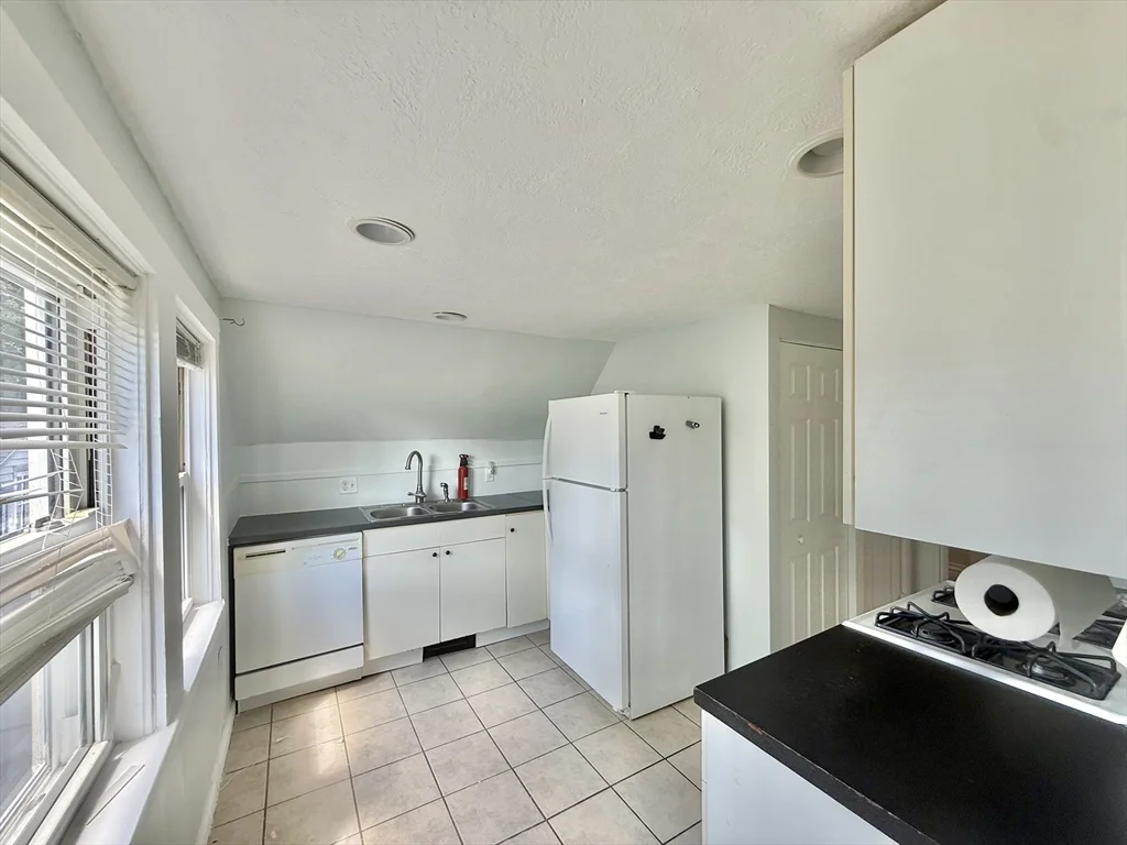3 bed, 1 bath apartment for rent at 20 Park Rd Unit 2, Brockton — photo 12 of 26