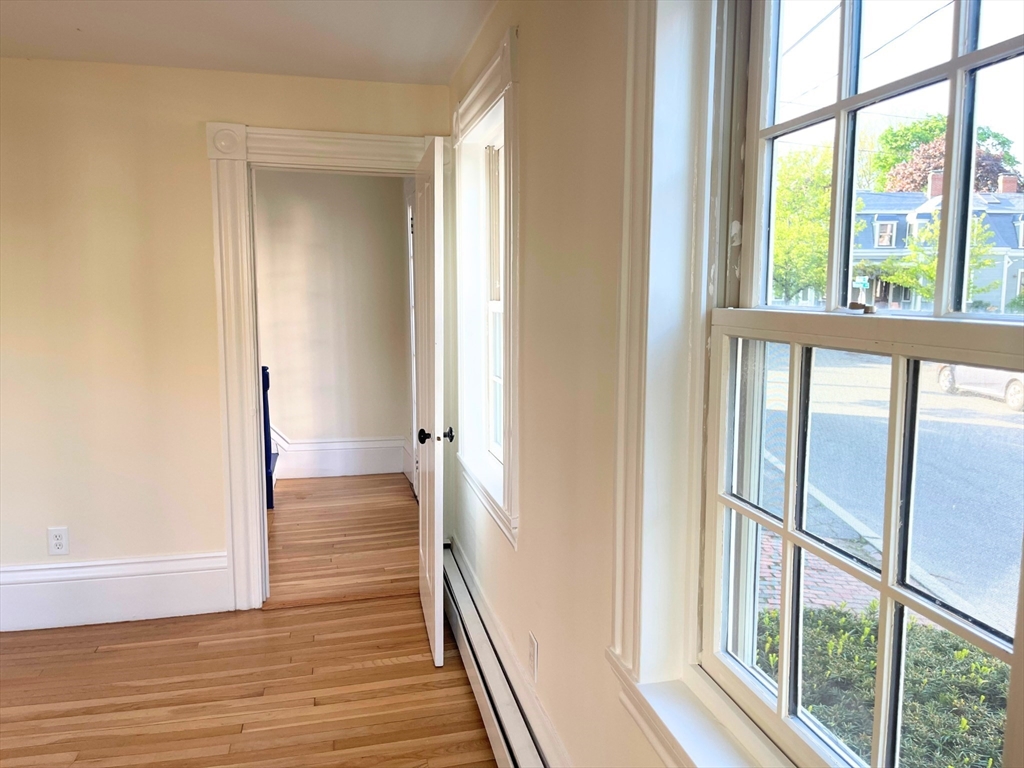 3 bed, 1 bath apartment for rent at 20 Pleasant St, Salem — photo 4 of 39