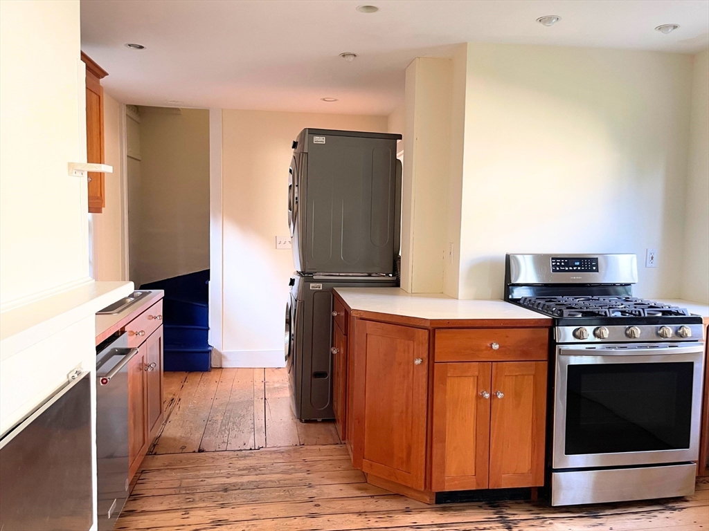 3 bed, 1 bath apartment for rent at 20 Pleasant St, Salem — photo 17 of 39