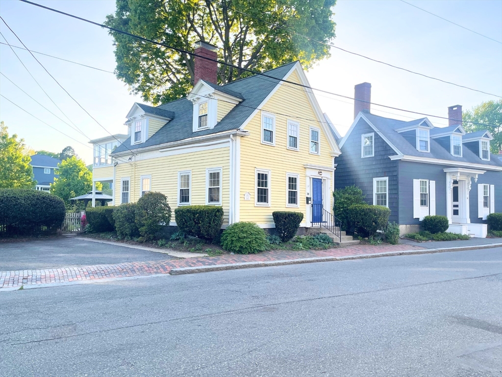 3 bed, 1 bath apartment for rent at 20 Pleasant St, Salem — photo 3 of 39