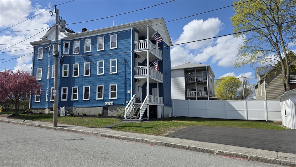 3 bed, 1 bath apartment for rent at 20 Reeves St Unit 1, Quinsigamond Valley — photo 2 of 41