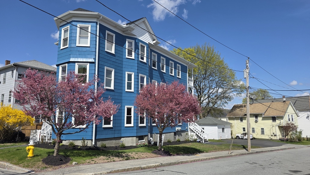 3 bed, 1 bath apartment for rent at 20 Reeves St Unit 2, Quinsigamond Valley