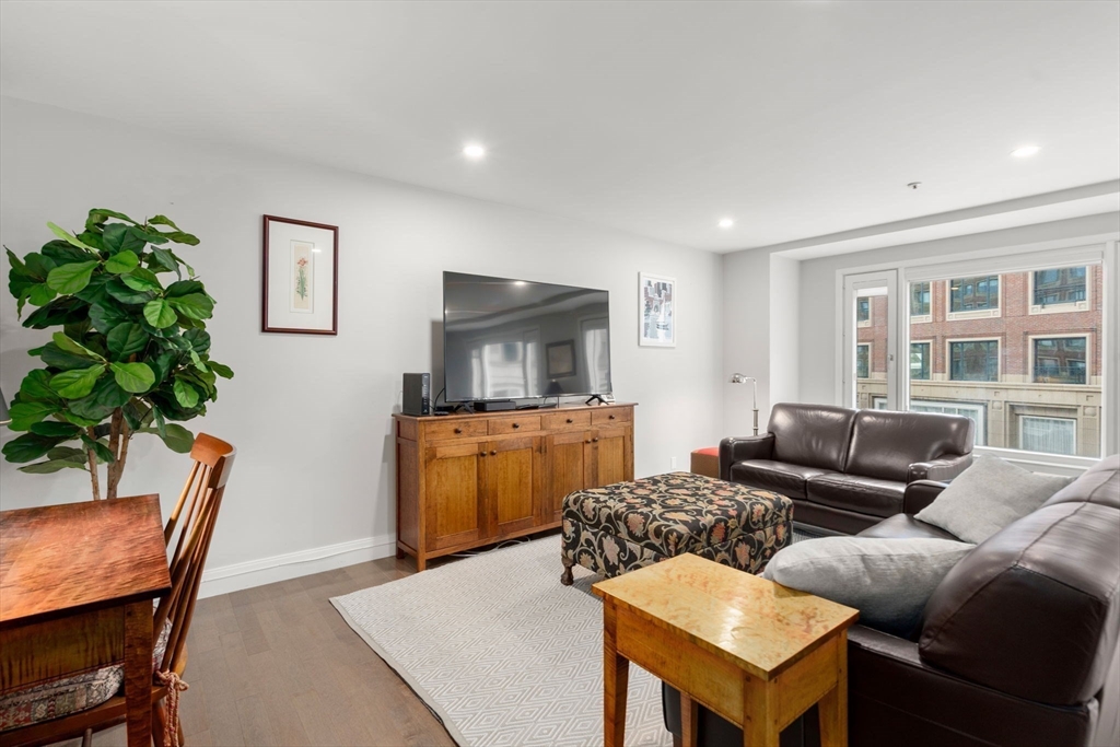 1 bed, 1 bath apartment for rent at 20 Rowes Wharf Unit 302, Waterfront — photo 3 of 16