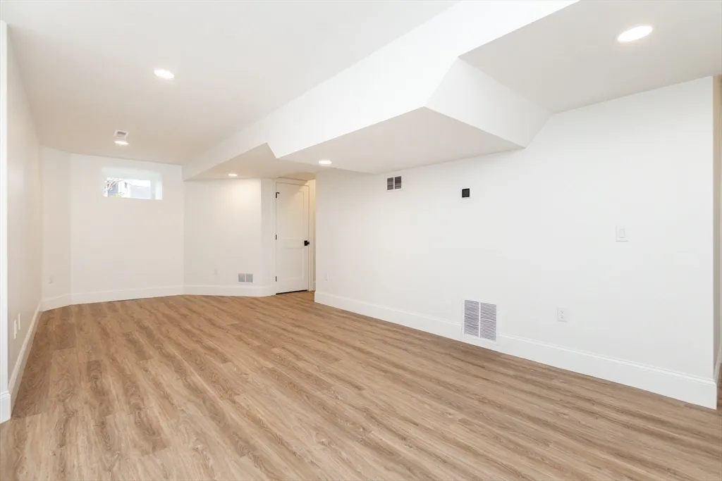 4 bed, 2 bath apartment for rent at 20 Sheridan Ave Unit 20, Medford — photo 33 of 41