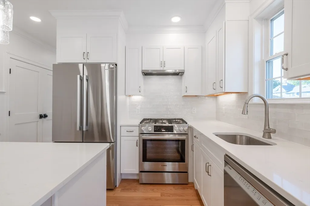 4 bed, 2 bath apartment for rent at 20 Sheridan Ave Unit 20, Medford — photo 4 of 41