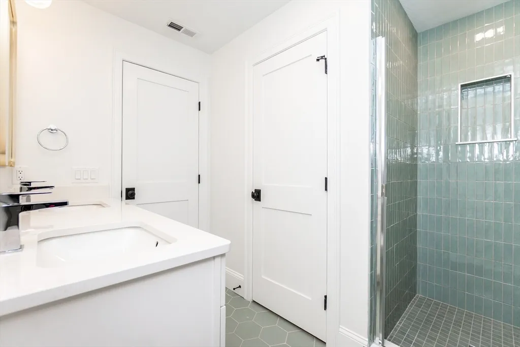 4 bed, 2 bath apartment for rent at 20 Sheridan Ave Unit 20, Medford — photo 39 of 41