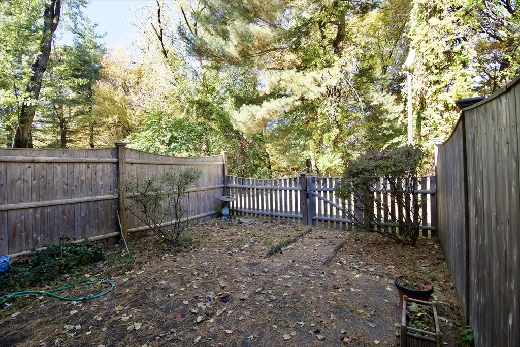 3 bed, 1 bath apartment for rent at 20 Smithfield Ct Unit 20, Forest Park — photo 4 of 34