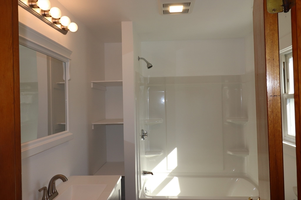 4 bed, 2 bath apartment for rent at 20 Summer St Unit 2, Hudson — photo 5 of 9
