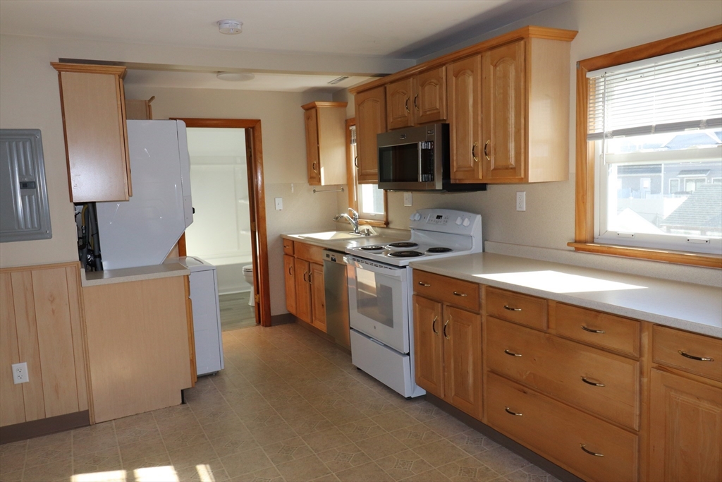 4 bed, 2 bath apartment for rent at 20 Summer St Unit 2, Hudson — photo 3 of 9