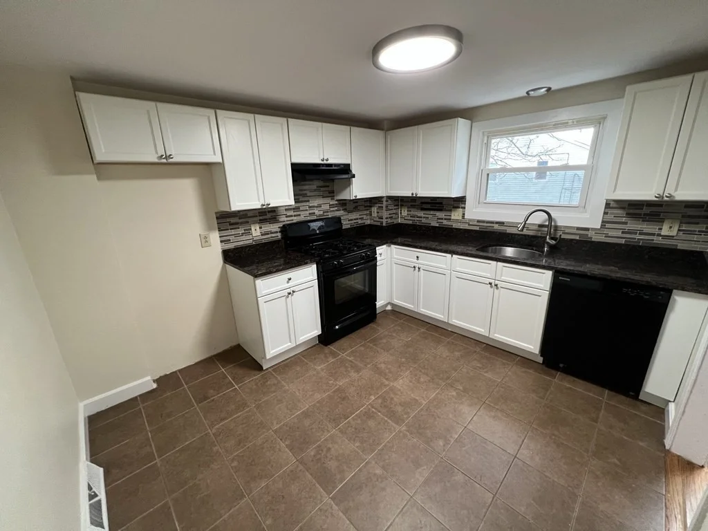 3 bed, 1.5 bath apartment for rent at 20 Sylvia Ct Unit 1, Hyde Park — photo 2 of 7
