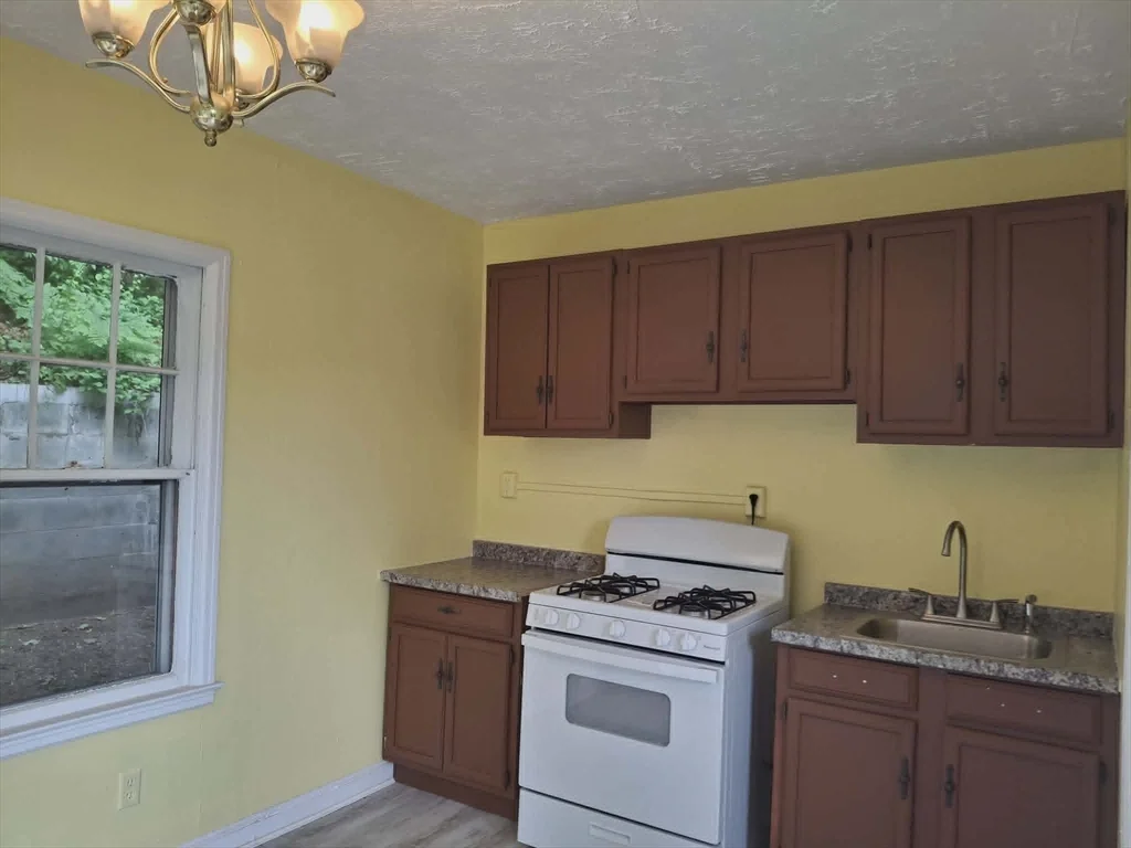 4 bed, 1 bath apartment for rent at 20 Temple St Unit 1, Fitchburg — photo 4 of 38