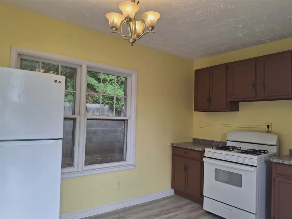 4 bed, 1 bath apartment for rent at 20 Temple St Unit 1, Fitchburg — photo 3 of 38