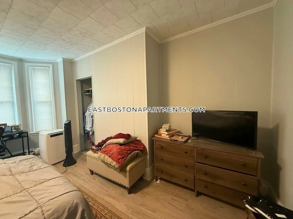 1 bed, 1 bath apartment for rent at 20 Trenton St Unit 1, Eagle Hill — photo 6 of 7
