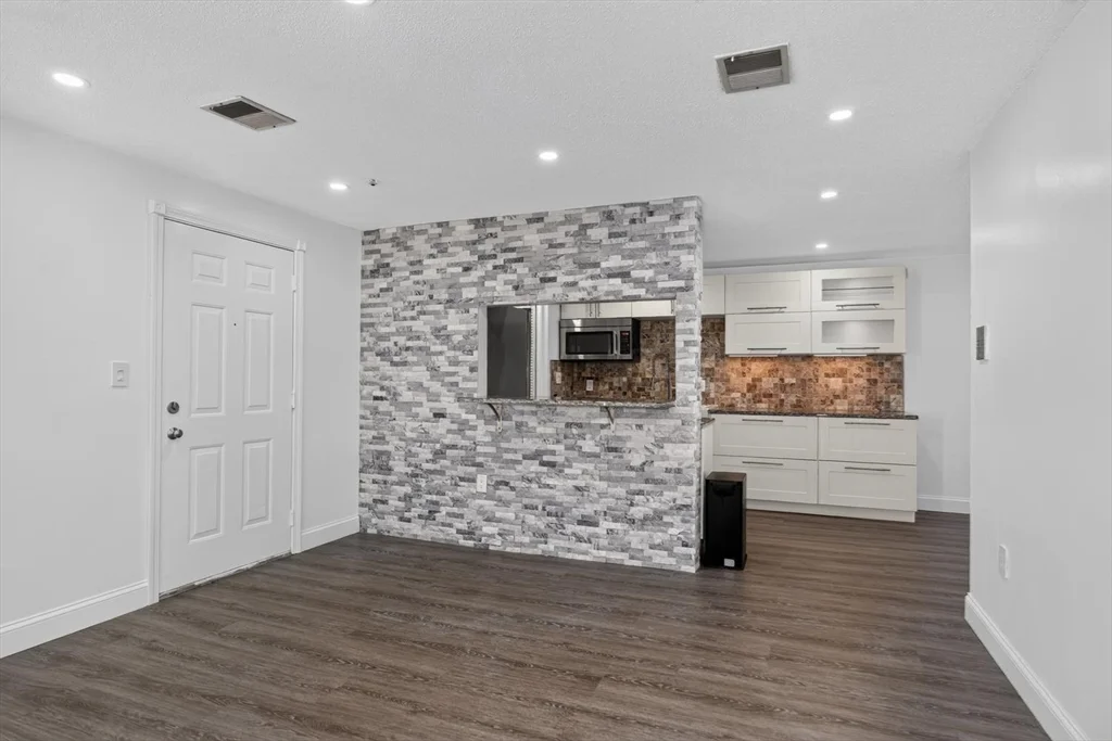 2 bed, 2 bath apartment for rent at 20 Walden Dr Unit 15, Natick — photo 6 of 23