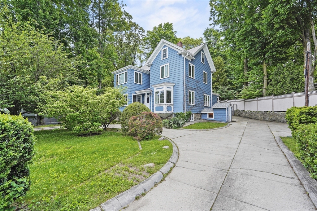 2 bed, 1 bath apartment for rent at 20 Willow St Unit 1, Newton