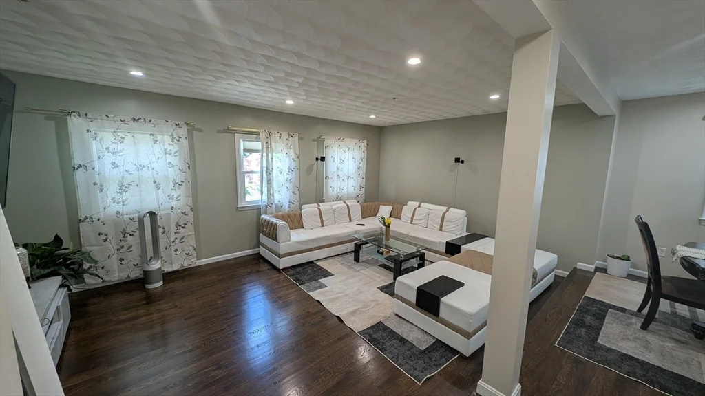 3 bed, 2 bath apartment for rent at 20 Winterberry Way, Bedford — photo 7 of 41