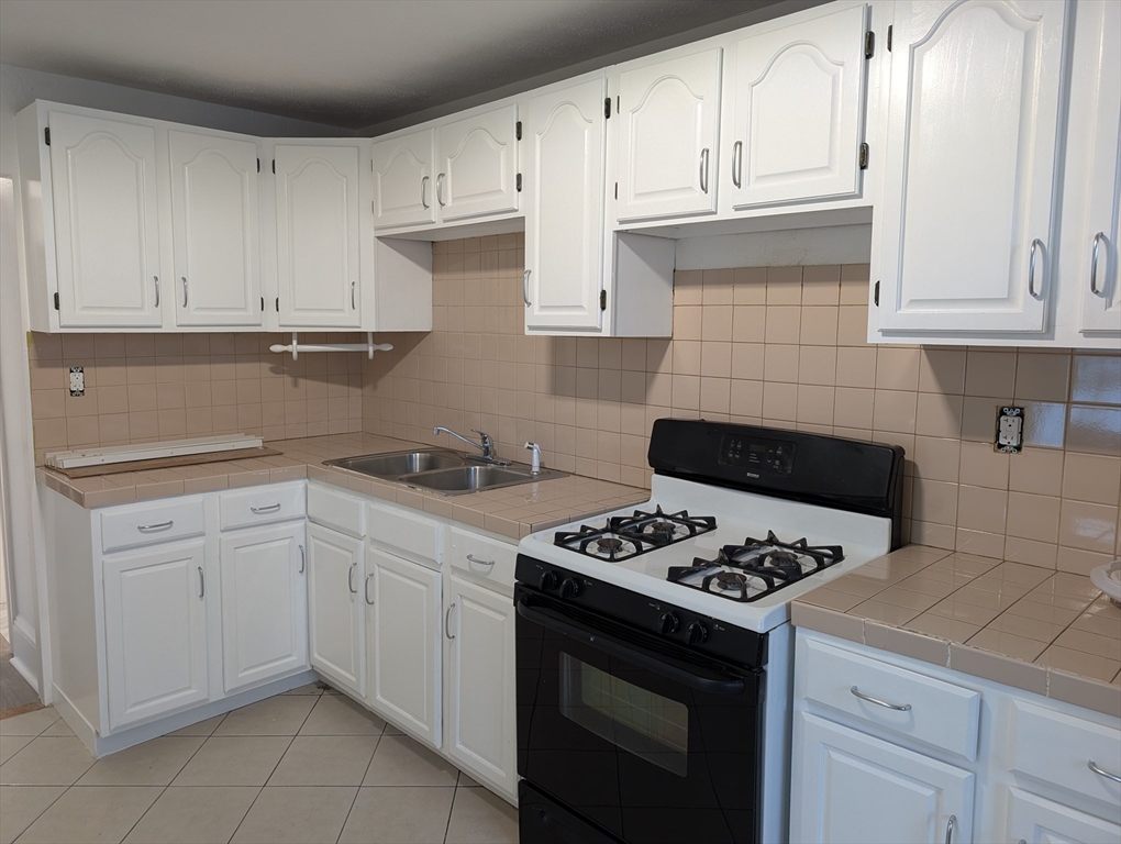 3 bed, 1 bath apartment for rent at 200 Congress Unit 2, Chelsea — photo 2 of 16