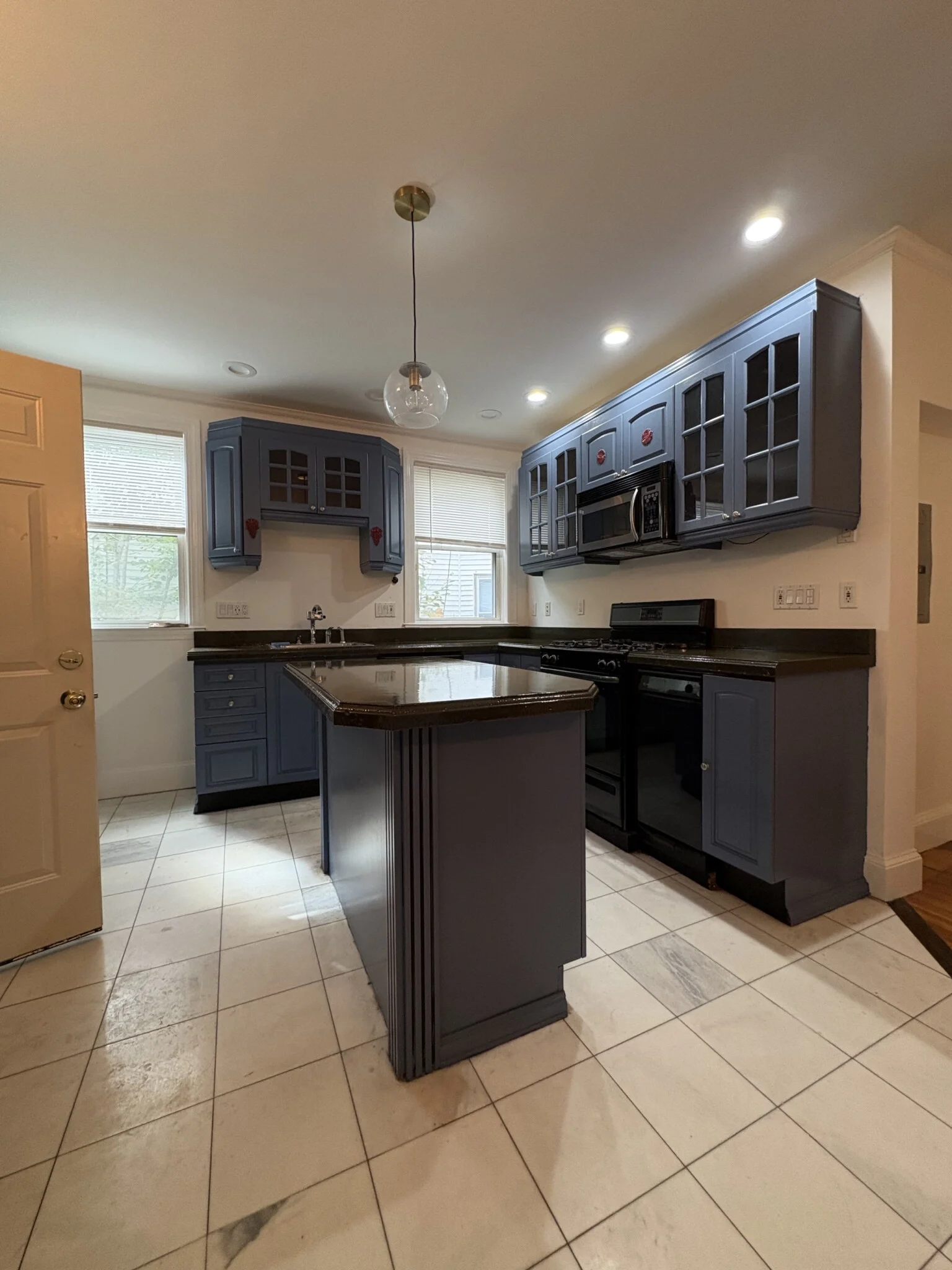 4 bed, 2 bath apartment for rent at 200 Hyde Park Ave Unit 1, Jamaica Plain — photo 1 of 20