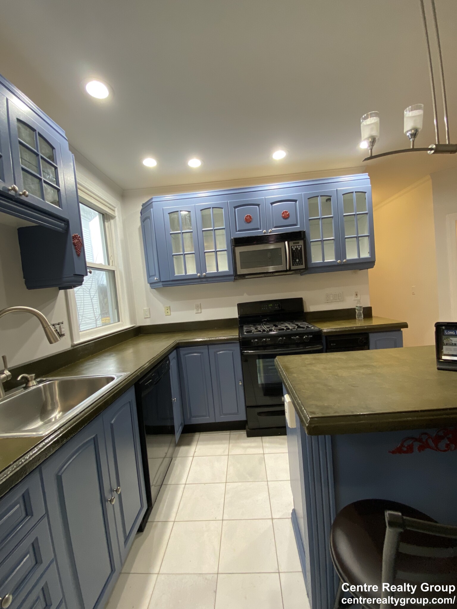 4 bed, 2 bath apartment for rent at 200 Hyde Park Ave Unit 2, Jamaica Plain — photo 2 of 19