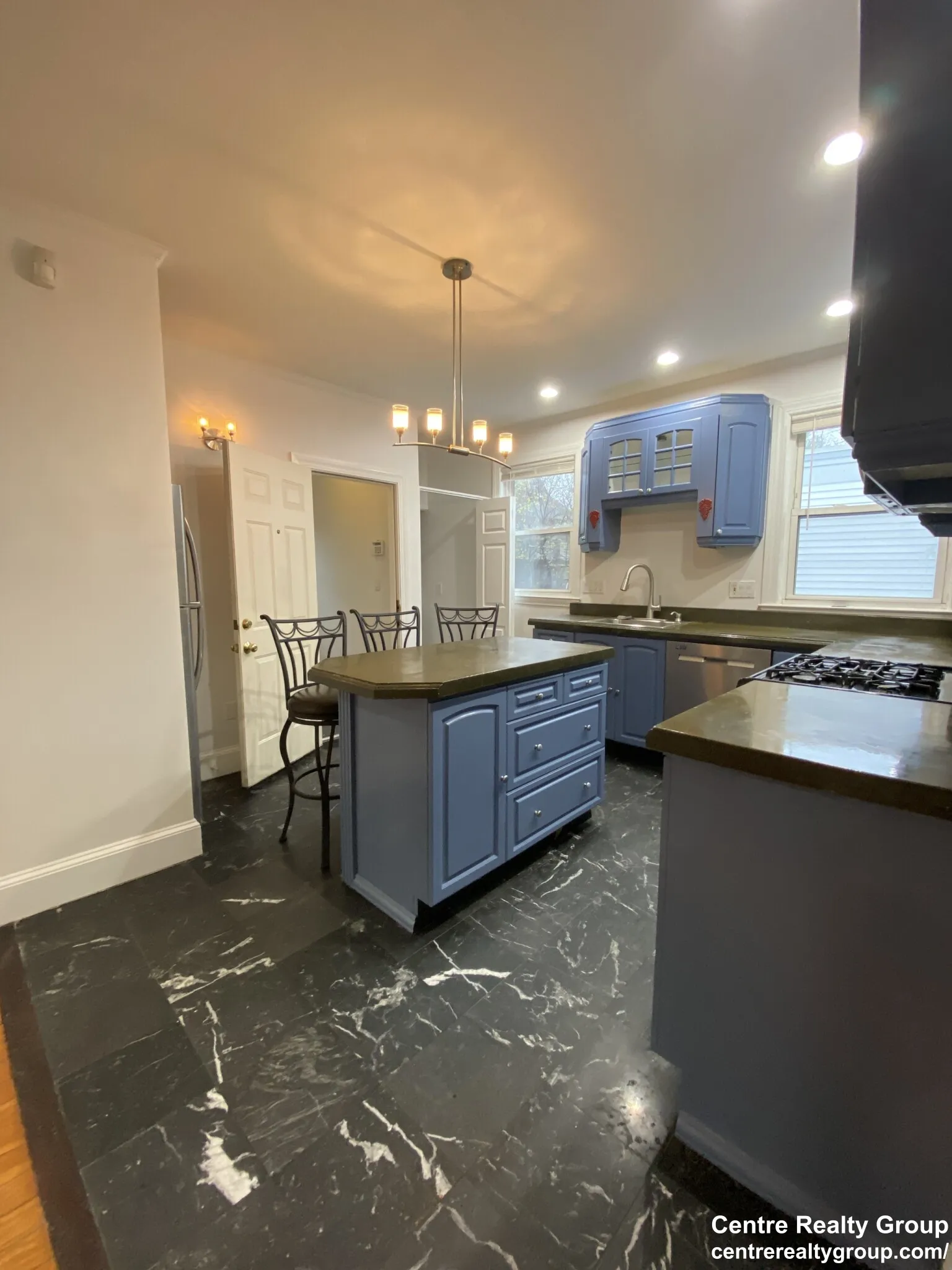 6 bed, 3 bath apartment for rent at 200 Hyde Park Ave Unit 3, Jamaica Plain — photo 4 of 25