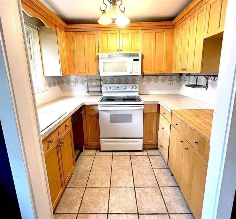 3 bed, 1 bath apartment for rent at 200 Maple St Unit 2, West Roxbury — photo 6 of 11