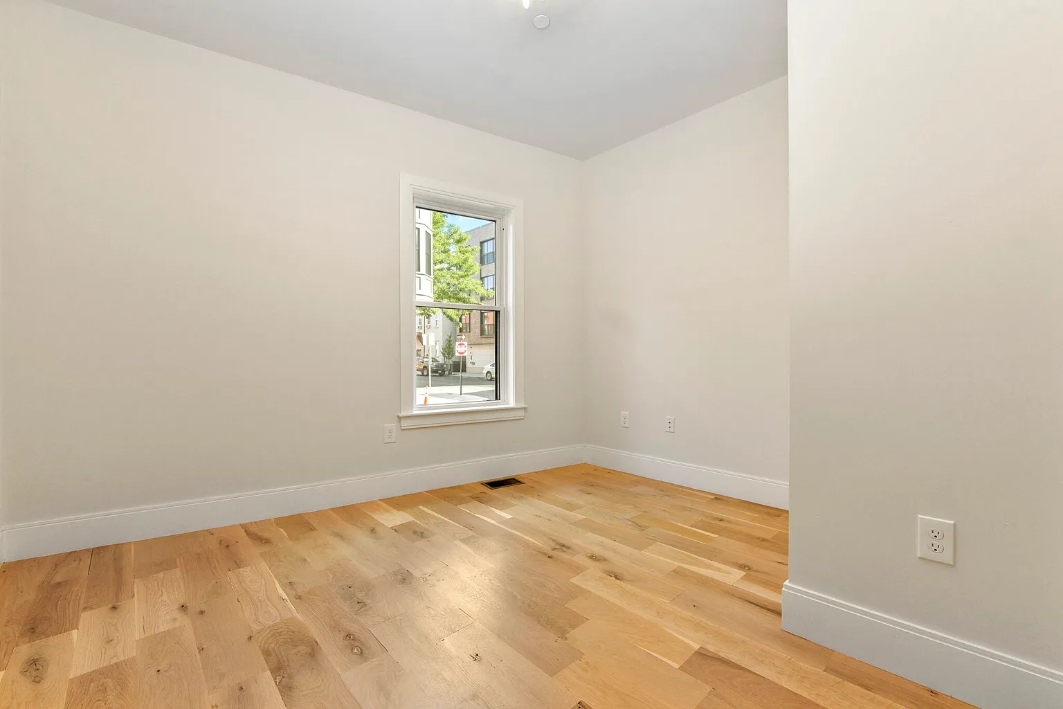 4 bed, 4+ bath apartment for rent at 200 Maverick St Unit 1, East Boston — photo 4 of 7