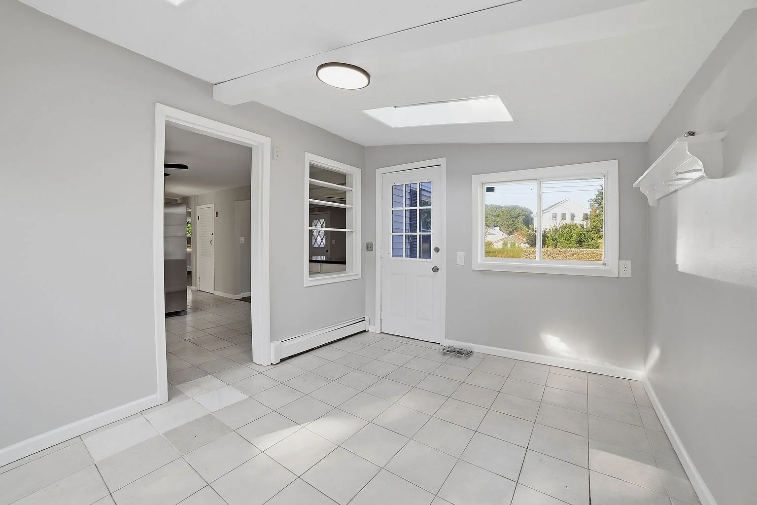 4 bed, 2 bath apartment for rent at 200 North Quinsigamond St, Shrewsbury — photo 2 of 27