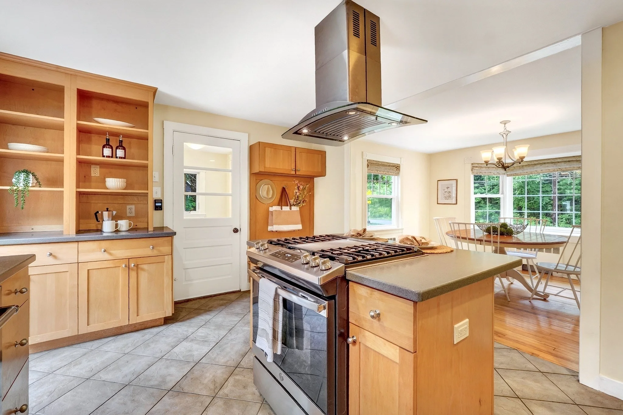 4 bed, 2 bath apartment for rent at 200 South Rd, Bedford — photo 3 of 31