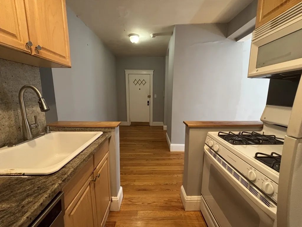 1 bed, 1 bath apartment for rent at 2001 Commonwealth Ave Unit 2, Brighton — photo 7 of 19